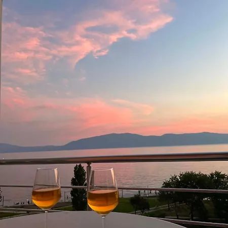 Wake Up To Sea Views Luxury 2br In Apartamento Vlorë